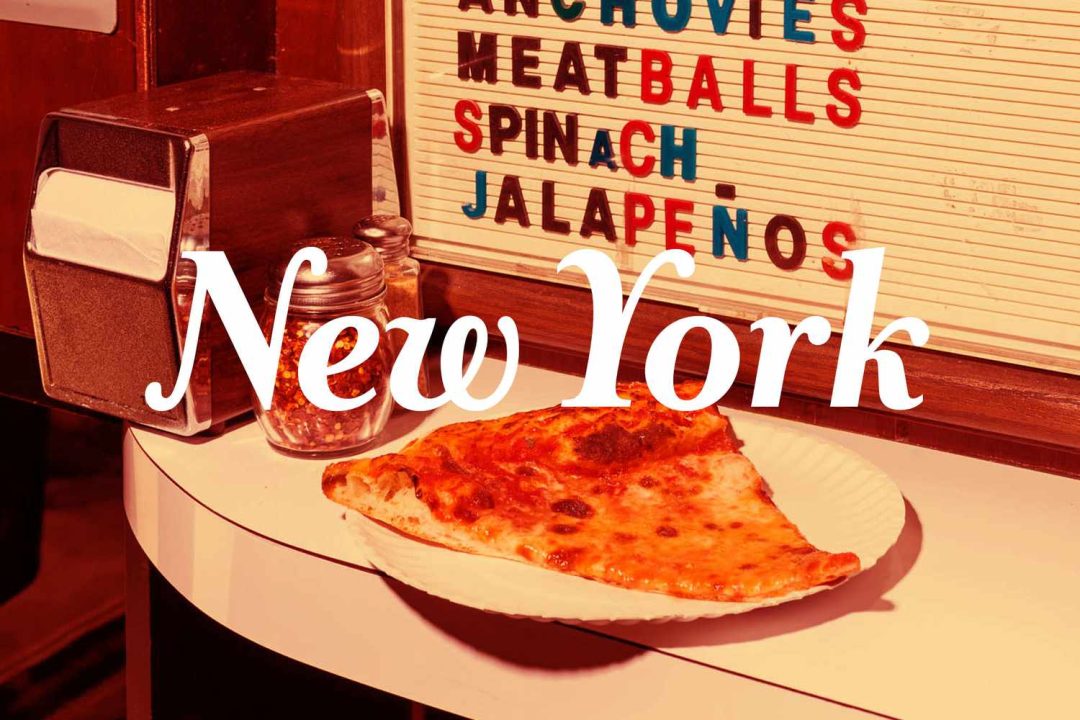 Una famosa slice di pizza a New York