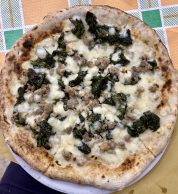 Salsiccia e Friarielli (Pizzeria Friggitoria Add'E Guagliun, Napoli)