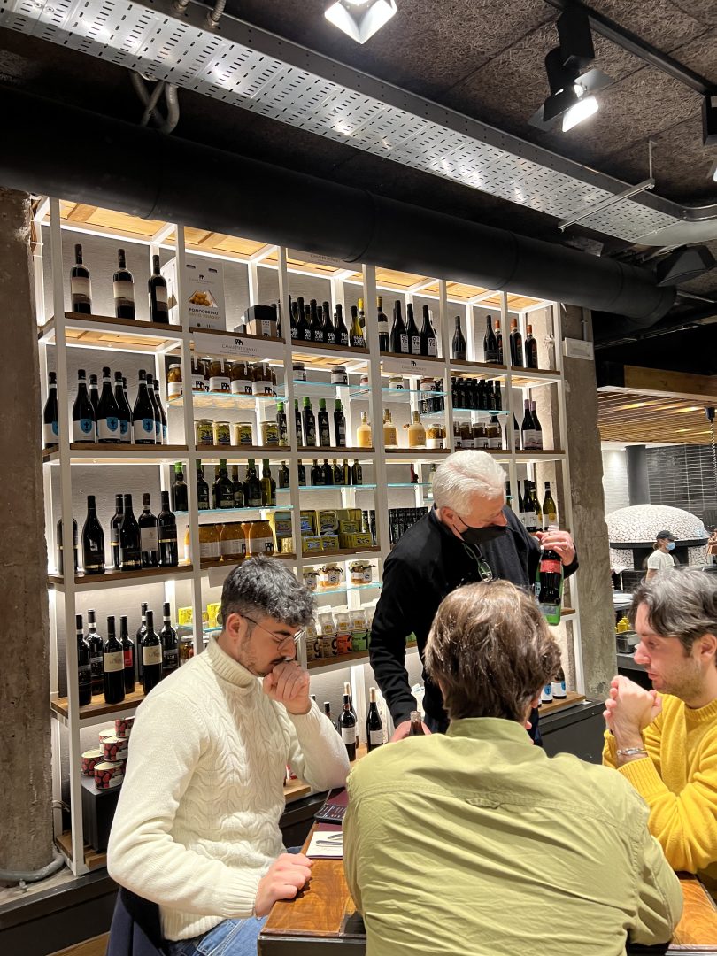 Locale (Federico Guardascione - il colmo del pizzaiolo, Napoli)