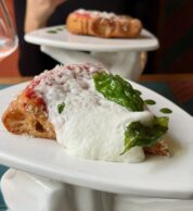 Spuma di mozzarella (pizzeria Avenida Calò, Roma)