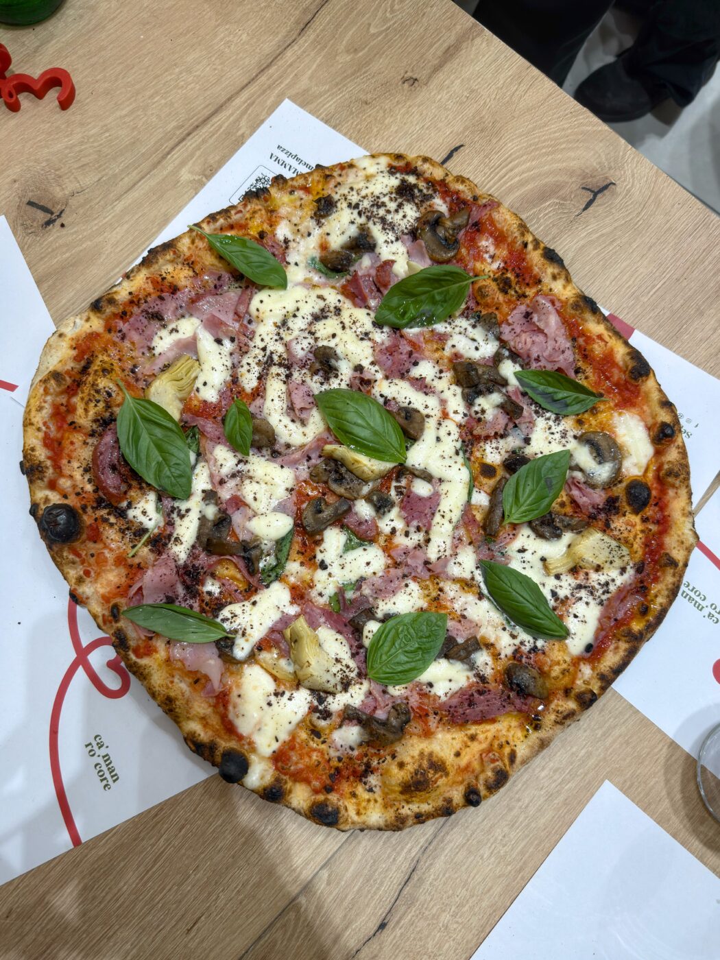 Capricciosa (Ué mammà Pizzeria, Acerra, Napoli)