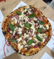 Capricciosa (Ué mammà Pizzeria, Acerra, Napoli)