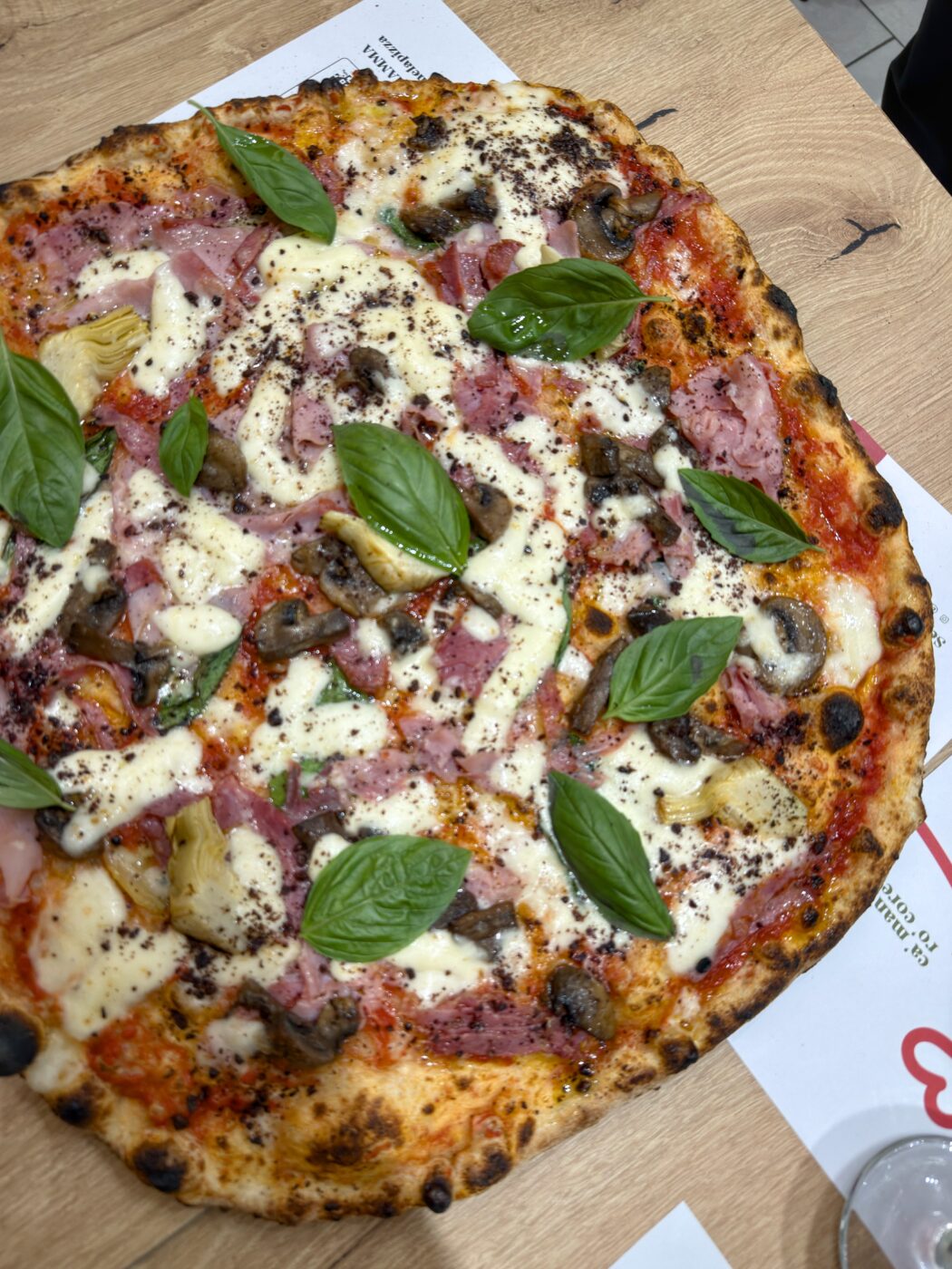 Capricciosa (Ué mammà Pizzeria, Acerra, Napoli)