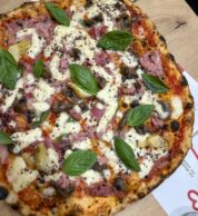 Capricciosa (Ué mammà Pizzeria, Acerra, Napoli)