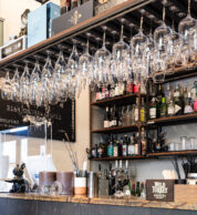 Locale (pizzeria Cavò lievitati e Distillati)