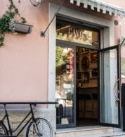 Esterno (pizzeria Cavò lievitati e Distillati)