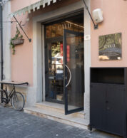 Esterno (pizzeria Cavò lievitati e Distillati)