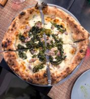 Salsiccia e friarielli (pizzeria Napulè, Catania)