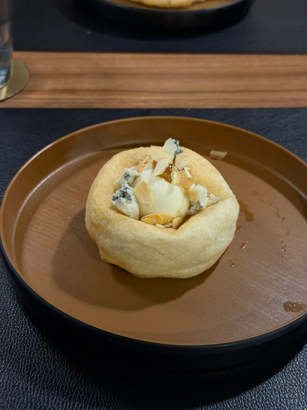 Pizza fritta e gelato di parmigiano (pizzeria D'Orazio, San Giovanni Rotondo)