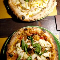 Pizza bianca e rossa (pizzeria Bas & Co, Pesche)